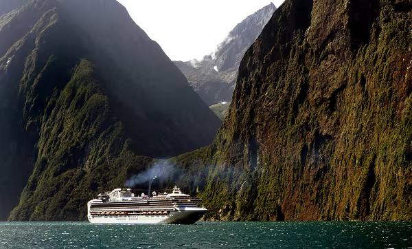 Cruising Milford Sound. Daimond Princess.